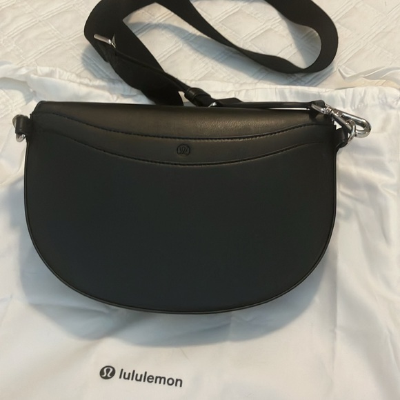 Lululemon brand new black cross body bag . Literally used once .Smoke free home - Picture 2 of 7